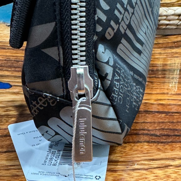 Brand NEW Lululemon Everywhere Belt Bag Manifesto Print Black Silver 1L - Picture 4 of 6